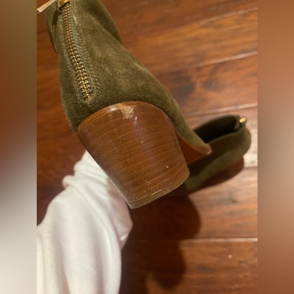 VINCE Havana Front Slit Block Heel Ankle Bootie Rare Sage Color Size 36 - Picture 16 of 16